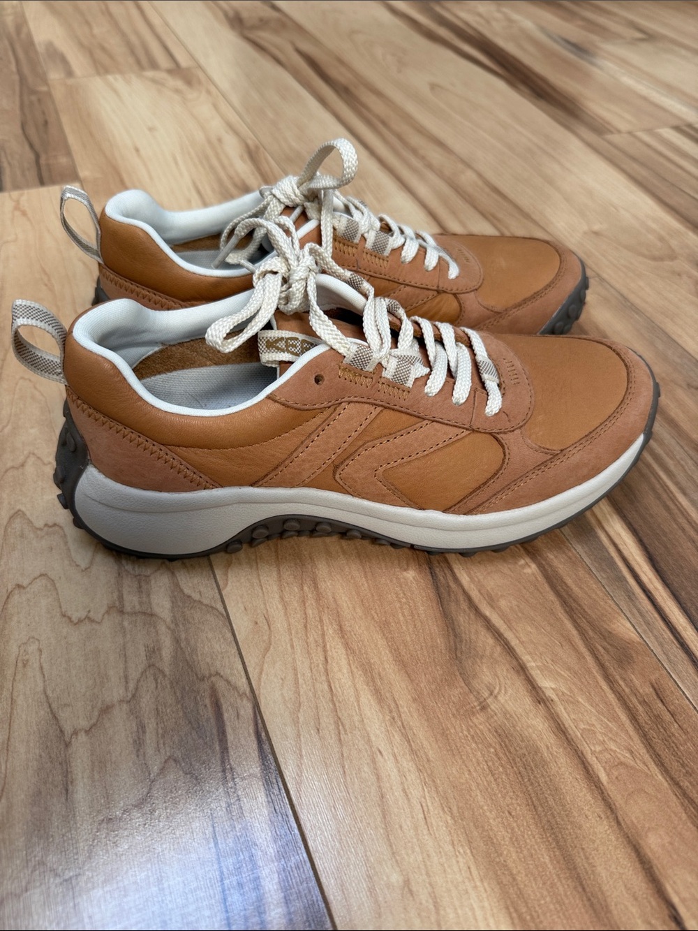 Keen women’s leather  Casual Leather Sneaker in Tan NWOT